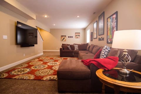 3 Car Garage Full Kitchen Large Backyard Smart TVs House in Idaho