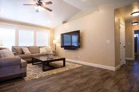 3 Car Garage Full Kitchen Large Backyard Smart TVs House in Idaho