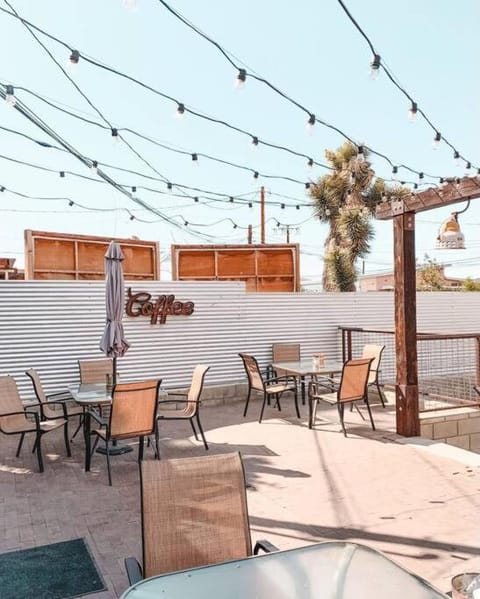 15 min to JT Park Hot Tub Cute Design Full Kitchen House in Yucca Valley