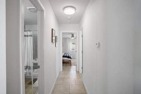 15 min to JT Park Hot Tub Cute Design Full Kitchen House in Yucca Valley