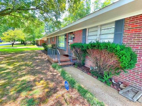 Decatur Home - Chic Comfort Family & Fun House in Decatur