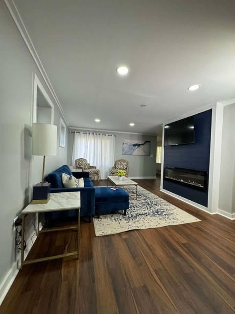 TV and multimedia, Living room, Seating area, fireplace