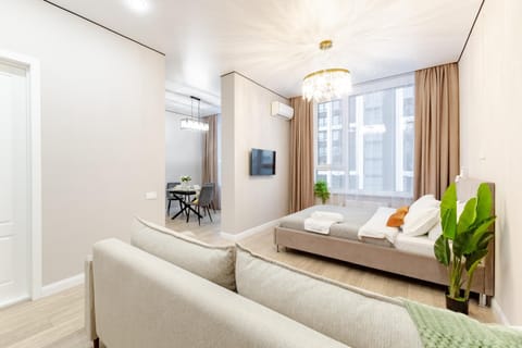 Bed, TV and multimedia, Living room, Photo of the whole room, Seating area, Bedroom, towels