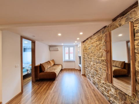 TV and multimedia, Living room, Seating area, air conditioner