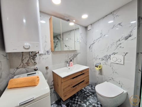 Shower, Toilet, Bathroom, towels