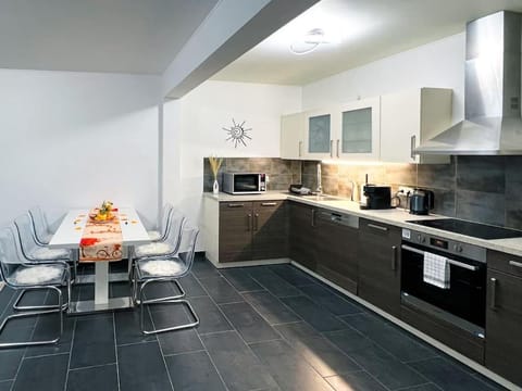 Kitchen or kitchenette, Dining area, microwave, oven