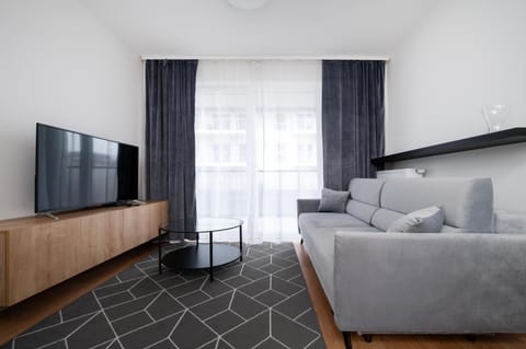 Communal lounge/ TV room, Bed, TV and multimedia, Living room, Photo of the whole room, Seating area, Evening entertainment, Bedroom