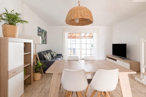 TV and multimedia, Living room, Seating area, Dining area