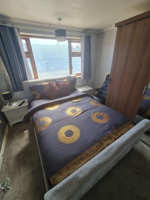 Bed, Living room, Photo of the whole room, Seating area, Bedroom