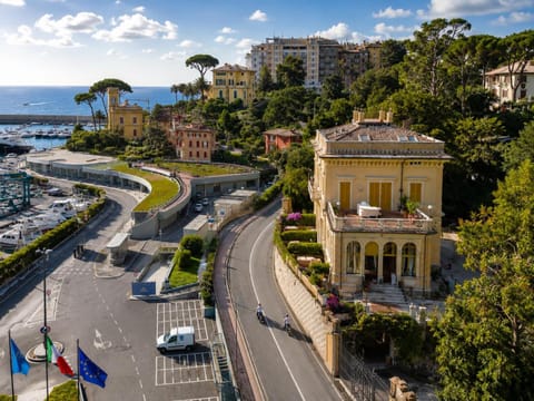 Property building, Nearby landmark, Day, Neighbourhood, Natural landscape, Bird's eye view, City view, Sea view, Street view, Location, Parking