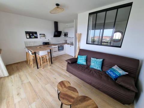 TV and multimedia, Kitchen or kitchenette, Living room, Seating area