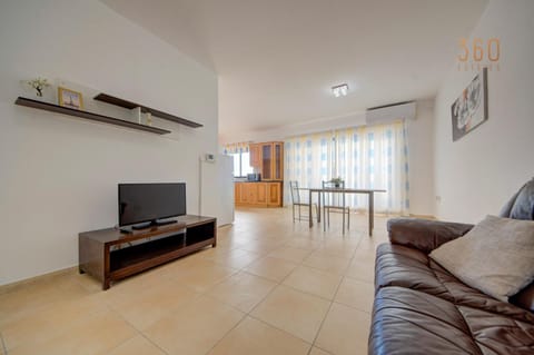 Communal lounge/ TV room, TV and multimedia, Living room, Seating area, Evening entertainment, air conditioner
