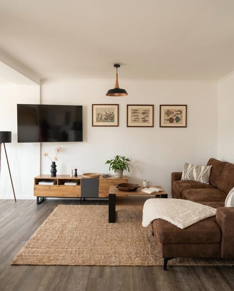 Communal lounge/ TV room, TV and multimedia, Living room, Seating area, Evening entertainment
