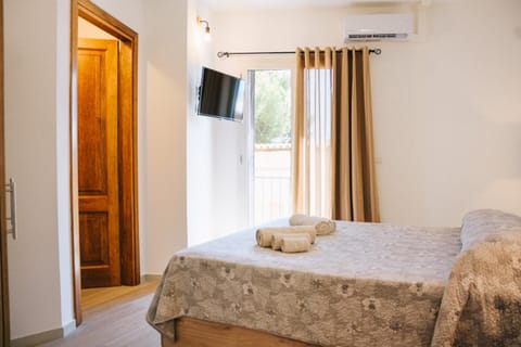 Bed, TV and multimedia, Bedroom, air conditioner