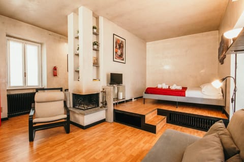 Bed, TV and multimedia, Living room, Photo of the whole room, Seating area, Bedroom