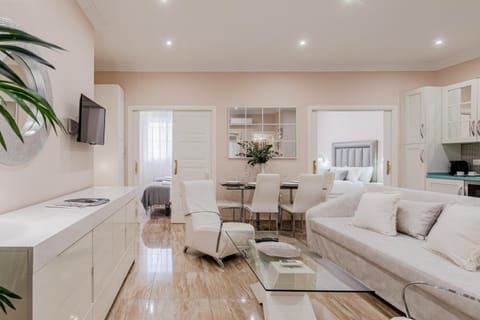 TV and multimedia, Kitchen or kitchenette, Living room, Seating area, Dining area