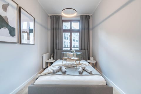 Bed, Living room, Photo of the whole room, Seating area, Bedroom, towels