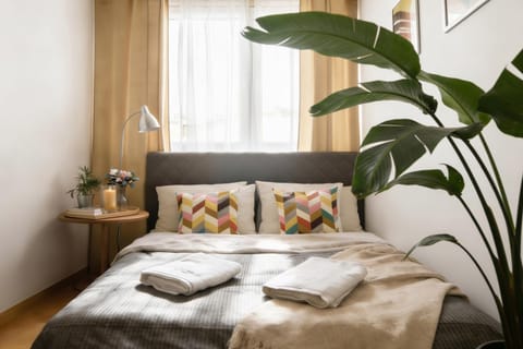 Bed, Bedroom, towels