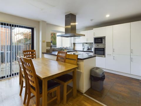 2BR off lively Lisburn Road Apartment in Belfast