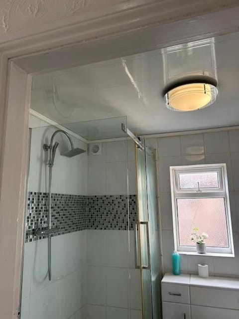 Stylish Large comfortable 5 bedroom house House in Grimsby