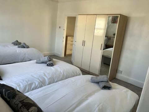 Stylish Large comfortable 5 bedroom house House in Grimsby