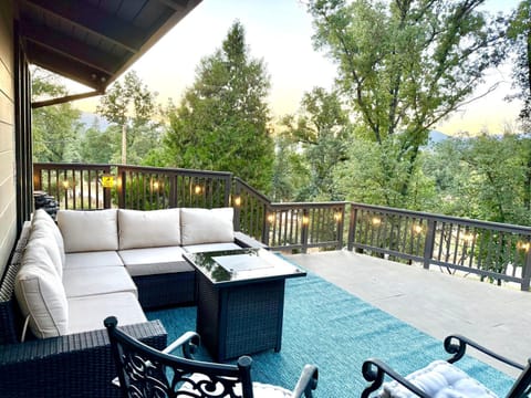 Modern Yosemite Cabin, 15min Bass Lake, Sleeps 8 Cabin in Ahwahnee