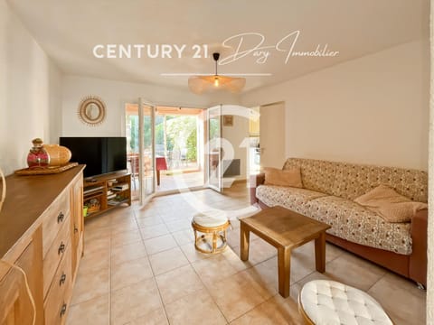 Communal lounge/ TV room, TV and multimedia, Living room