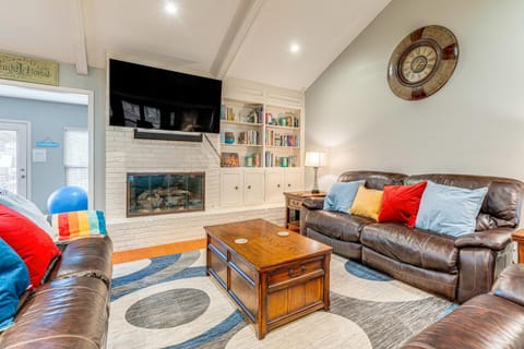 WFH-Friendly Austin Getaway with Backyard Oasis! House in Austin