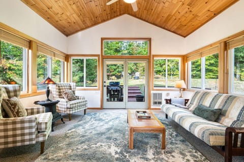 Strasse Ski Chalet Hot Tub Dog-Friendly Skiing House in Glen