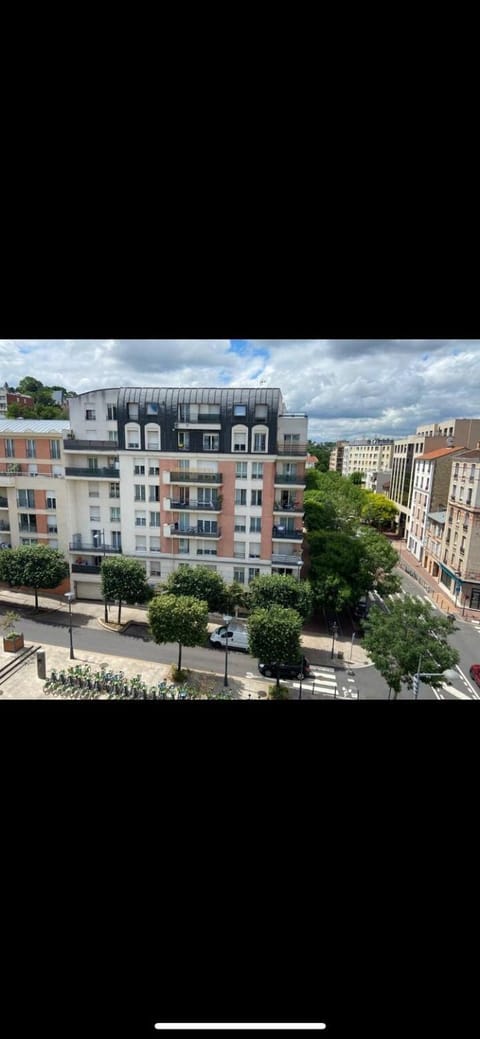 Beau studio avec vue sur Paris Apartment in Issy-les-Moulineaux