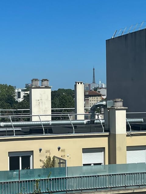 Beau studio avec vue sur Paris Apartment in Issy-les-Moulineaux