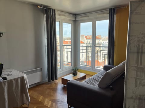 Beau studio avec vue sur Paris Apartment in Issy-les-Moulineaux