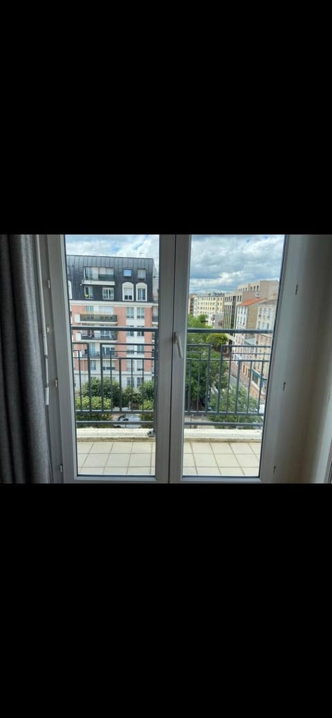 Beau studio avec vue sur Paris Apartment in Issy-les-Moulineaux