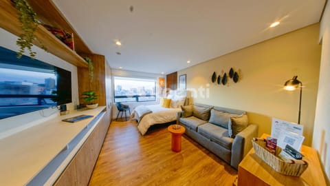 Bed, TV and multimedia, Photo of the whole room, Seating area, Bedroom