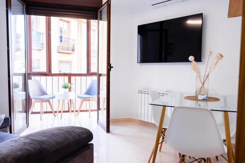 TV and multimedia, Living room, Seating area, Dining area, air conditioner