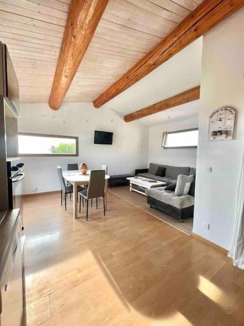 Appartement de 2 à 6 personnes 3 chambres proche Aéroport Marseille Marignane -confortable - et tout équipé Apartment in Provence-Alpes-Côte d'Azur