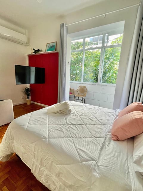 TV and multimedia, Photo of the whole room, Bedroom, towels, air conditioner