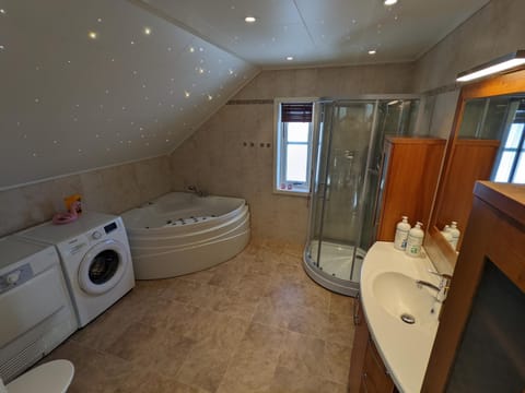 Shower, Toilet, Bathroom, Bath, towels, washing machine, dryer