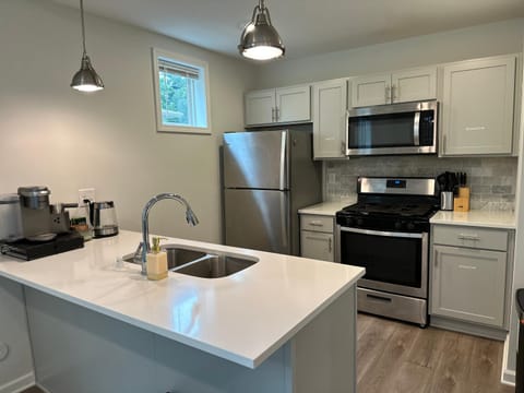 Coffee/tea facilities, Kitchen or kitchenette, dishwasher, oven, stove