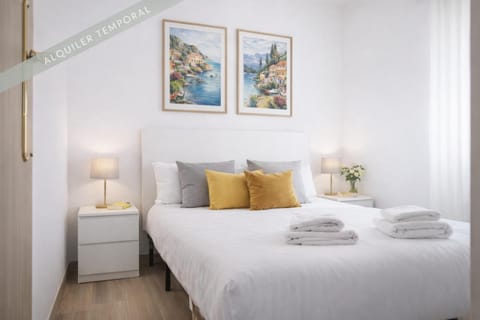 Bed, Bedroom, towels