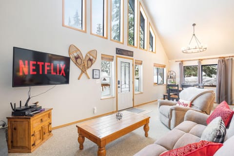 Ski & Snowboard Games Hiking Trails House in Snoqualmie Pass