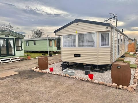 Delta, Bromley 4-Bedroom Located in Uddingston, Glasgow at Maryville Caravan Site Apartment in Glasgow