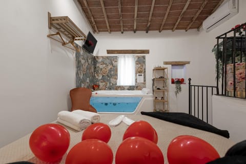 Bed, Hot Tub, Photo of the whole room, Bedroom, Pool view, Swimming pool, towels