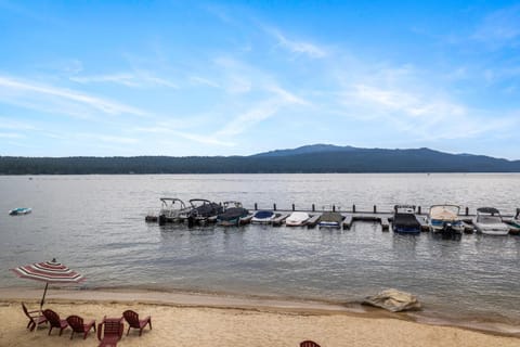 New! Beach Cruzen - Crystal Beach - Lakefront - Beach - Seasonal Pool House in McCall