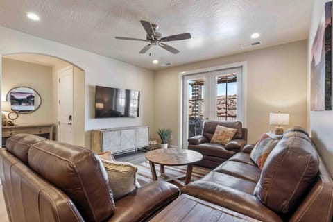 TV and multimedia, Living room, Seating area, Evening entertainment