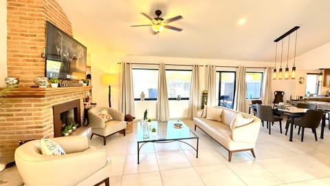 Communal lounge/ TV room, TV and multimedia, Living room, Seating area, Dining area