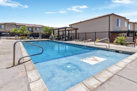 Hot Tub King Beds Pool Fire Pit BBQ House in Washington