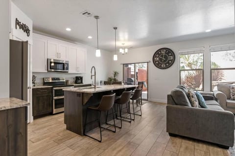 Hot Tub King Beds Pool Fire Pit BBQ House in Washington