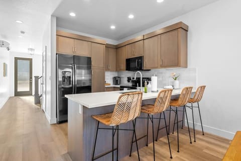 Resort Pool BBQ Hot Tub Pickleball Kitchen House in St George