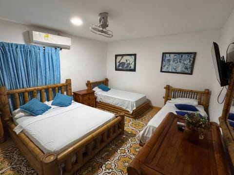 Bed, TV and multimedia, Living room, Photo of the whole room, Bedroom, towels, air conditioner